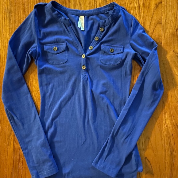 Long sleeve V-neck shirt buttons - Picture 2 of 2